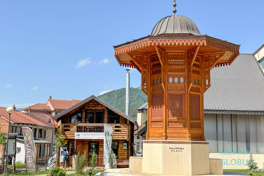 Touristeninformation (Tourist Organisation Plav) und Sebilj Brunnen
