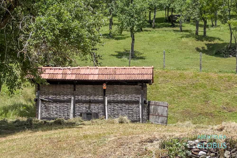 Hühnerstall im Dorf Vusanje im Ropojana-Tal