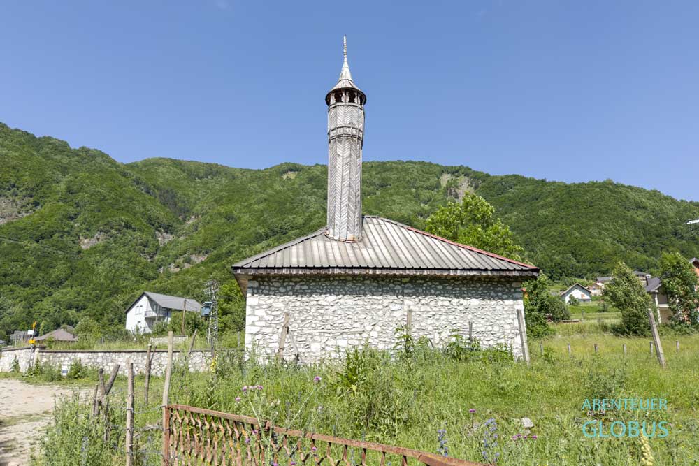 Dorf Vusanje im Ropojana-Tal: Alte Moschee mit Holzminarett