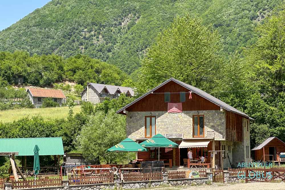 Restaurant Grlja am Wasserfall Grlja bei Vusanje im Ropojana-Tal