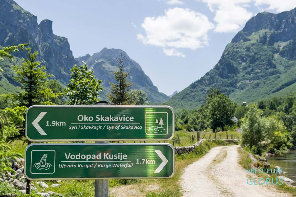 Wanderschilder zur Quelle Oko Skakavice und Wasserfall Vodopad Kusije im Ropojana-Tal