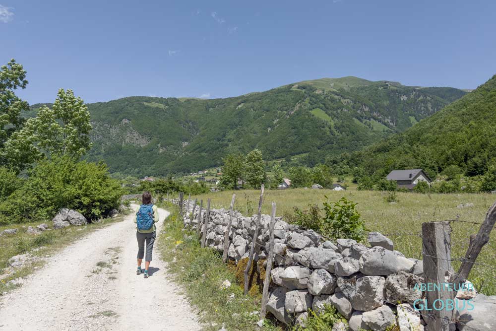 Wandern auf dem Fernwanderweg „Peaks of the Balkans“, hier auf Etappe 10 von Vusanje nach Theth in Albanien