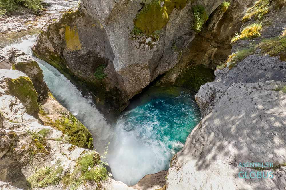 Wasserfall Grlja (Vodopad Grlja) im Fluss Grlja bei Vusanje im Ropojana-Tal 