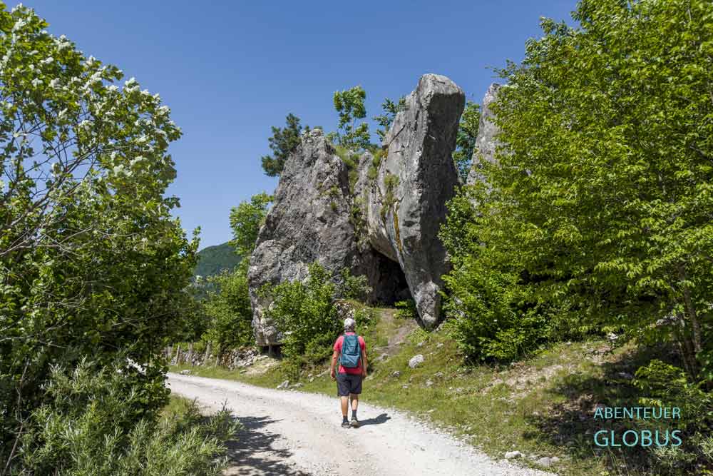 Wanderung auf dem Fernwanderweg „Peaks of the Balkans“ (Etappe 10) von Vusanje nach Theth, hier im Ropojana Tal