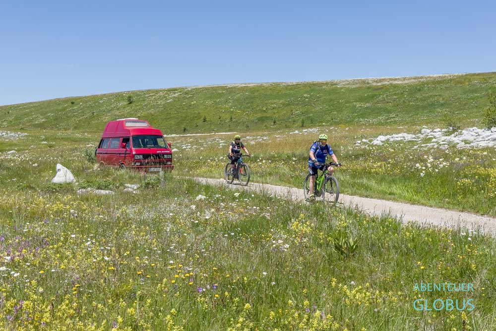 Fahrradtour von Niksic zum Kapetanovo Jezero, Mountainbiker auf dem Hochplateau Lukavica