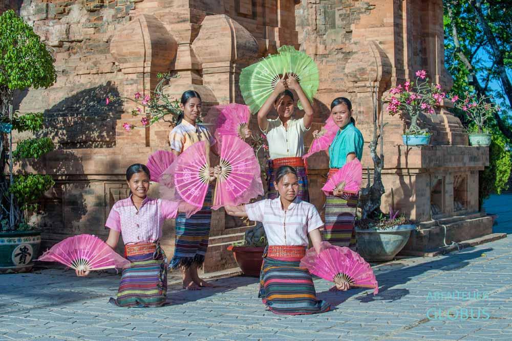 Sehenswürdigkeit in Nha Trang: Tänzerinnen vor den Po Nagar Türmen