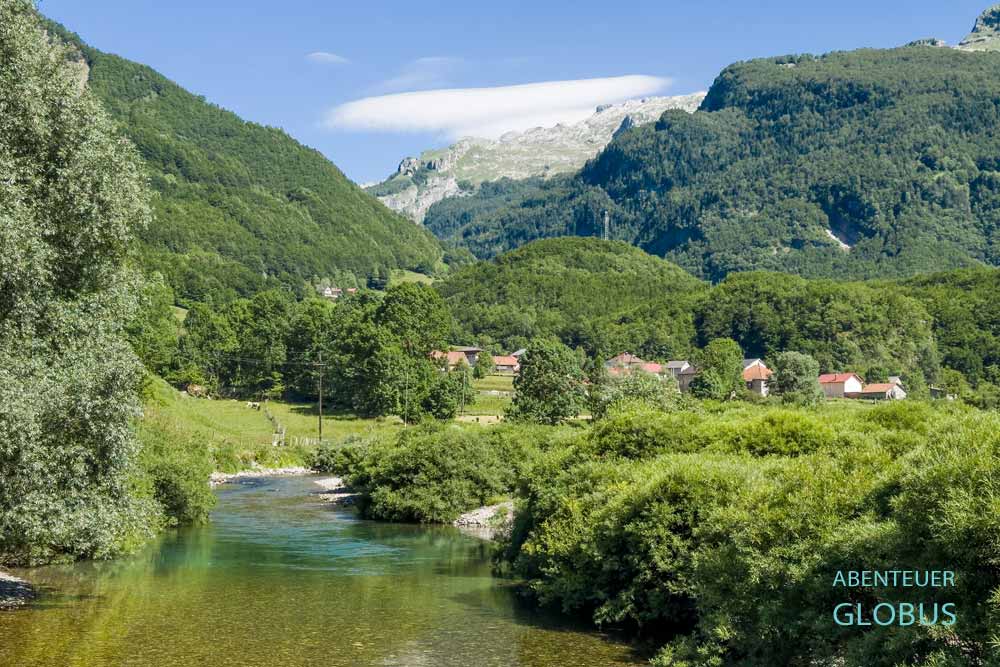 Fluss Grlja in Vusanje im Ropojana-Tal