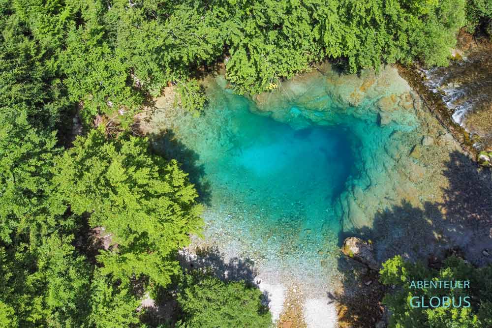 Vusanje im Ropojana Tal: Quelle Oko Skakavice (The Eye oder Blue Eye)