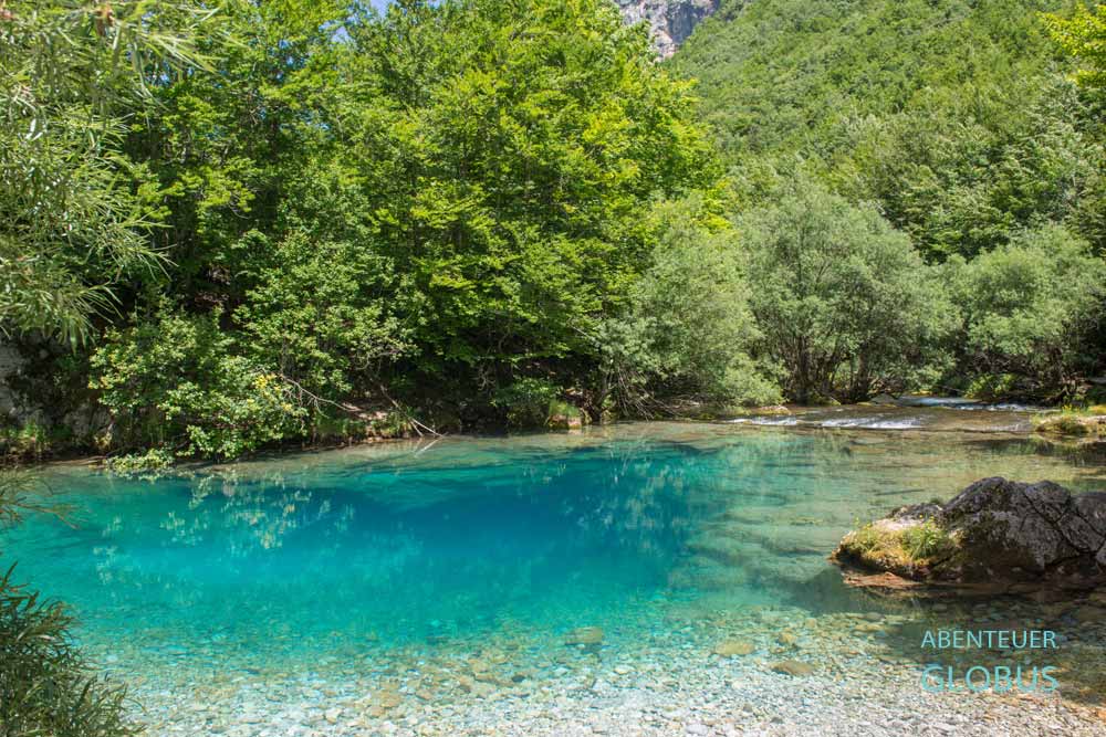 Vusanje im Ropojana Tal: Quelle Oko Skakavice (The Eye oder Blue Eye)