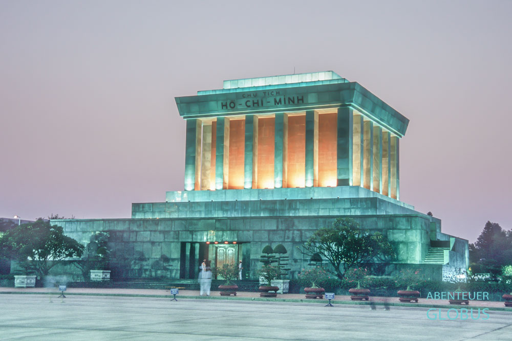 Sehenswürdigkeit in Hani: Ho Chi Minh Mausoleum am Abend