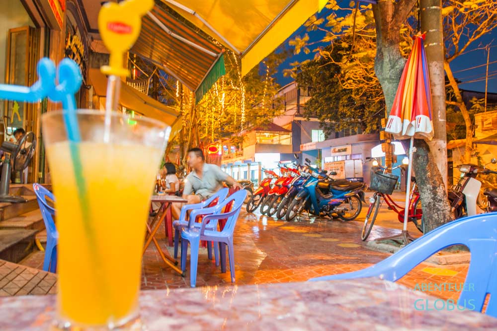 Beleuchtete Gasse in der Altstadt von Hanoi am Abend