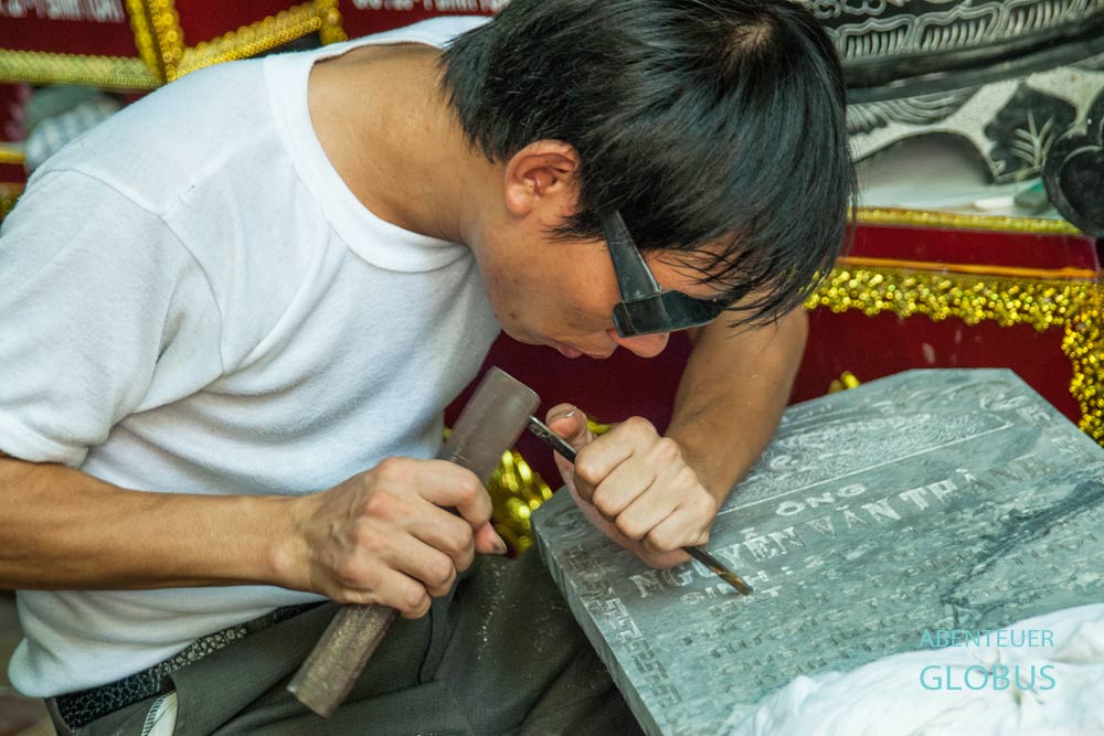 Altstadt von Hanoi: Steinmetz bearbeitet einen Grabstein