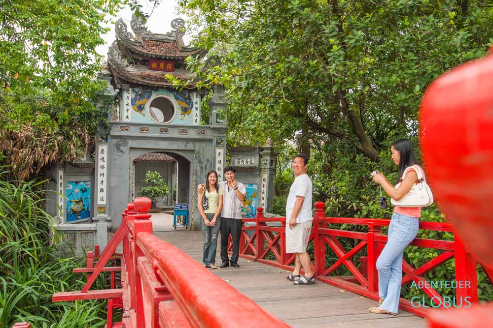 Sehenswürdigketi in Hanoi: Holzbrücke The Huc und Eingang zum Ngoc Son Tempel