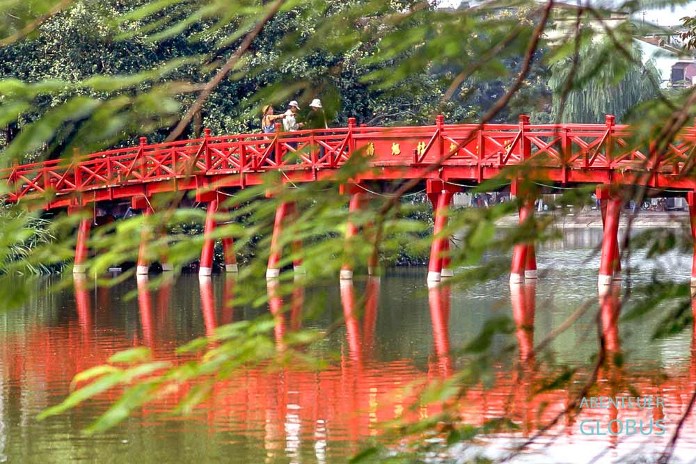 Attraktion von Hanoi: Holzbrücke The Huc zum Ngoc Son Tempel auf einer Insel im Hoan Kiem See