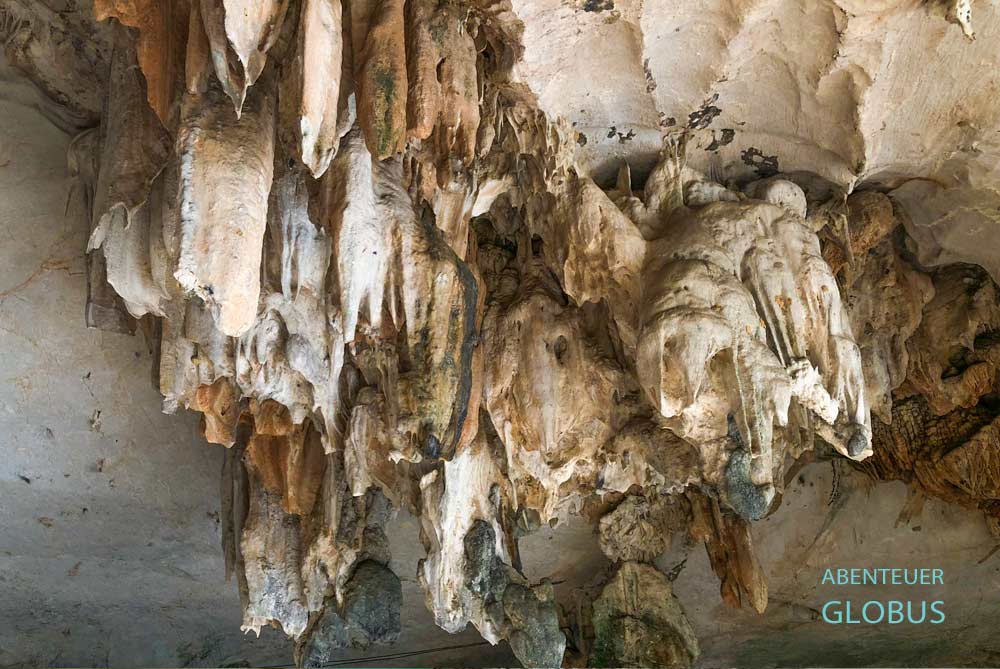 Kalksteingebilde in der Höhle im Khao Sok Nationalpark