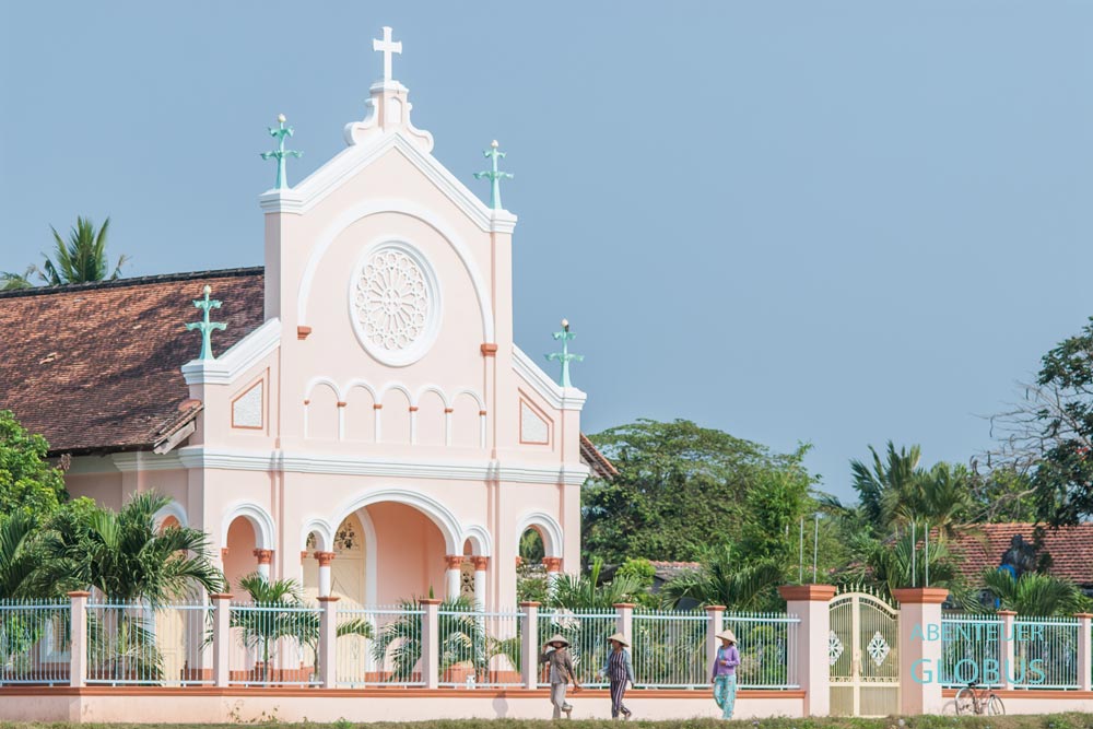Französische Kirche in Rosa im Dorf Hoa Ninh auf der Insel An Binh