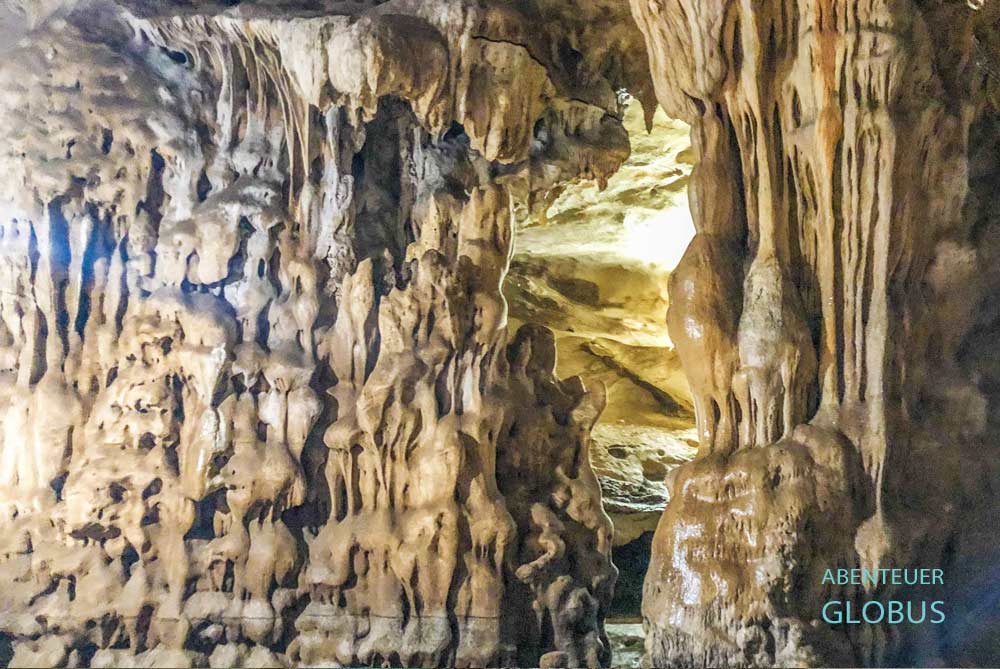 Kalksteingebilde in der Höhle im Khao Sok Nationalpark