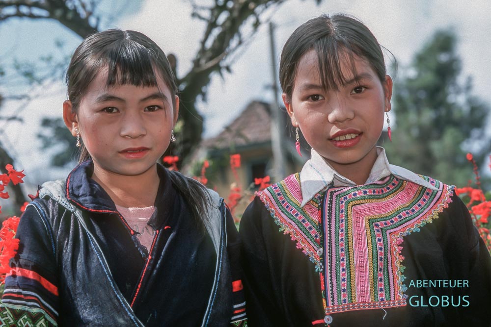 Ausflug von Hanoi ins Bergland um Sapa: Mädchen der Flower Hmong Ethnie