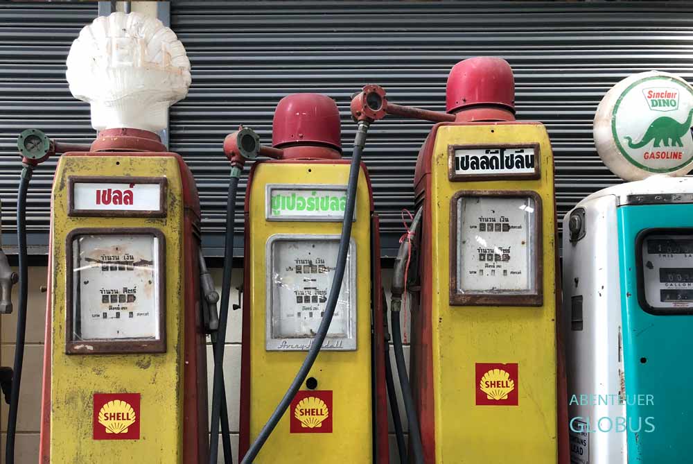 Historische Zapfsäulen für Benzin in Thailand