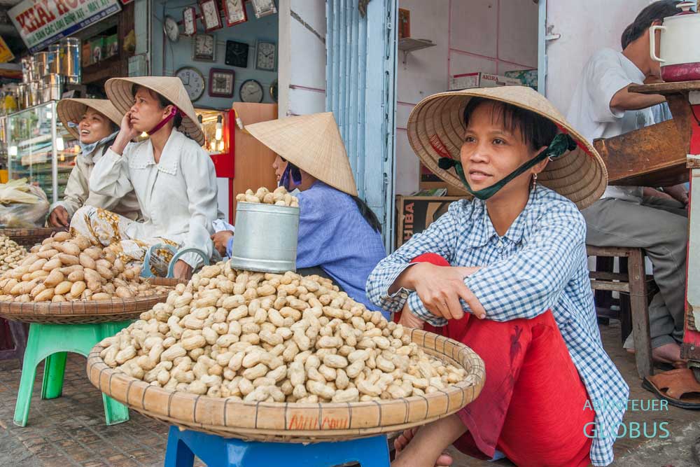 Vinh Long: Erdnussverkäuferin am Markt