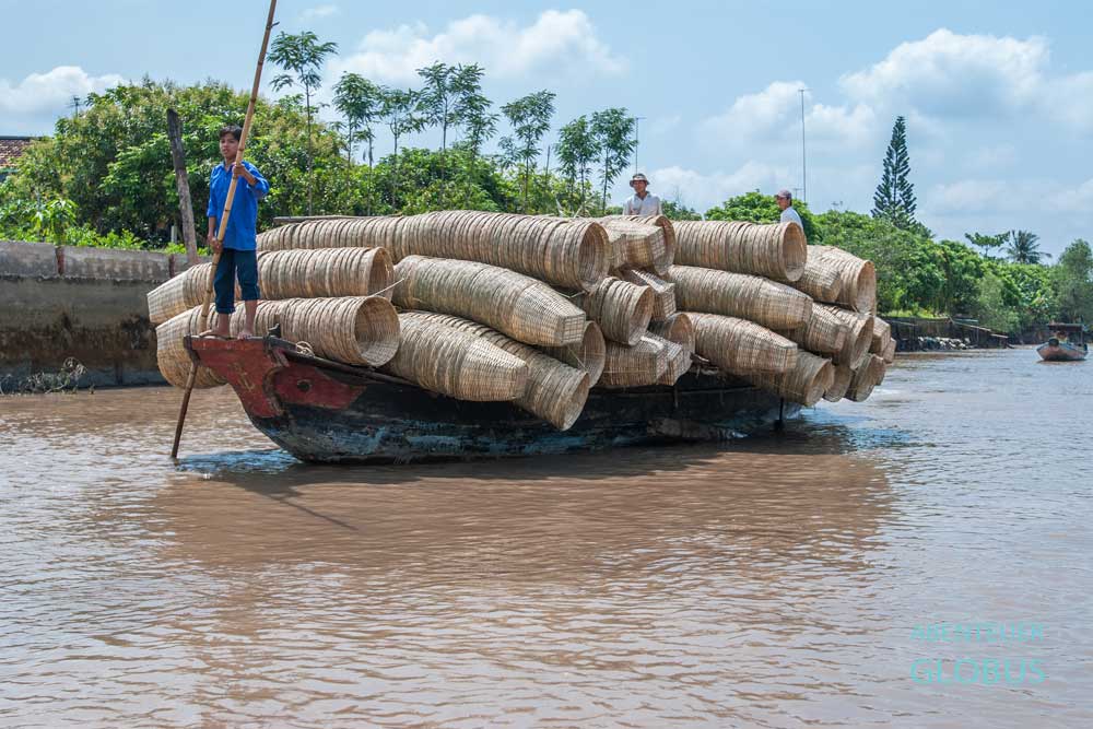 Mekong-Delta: Bambuskorbtransport per Holzschiff