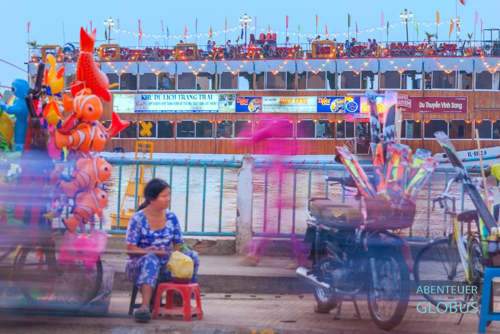 Vinh Long: Uferpromenade und Restaurantschiff