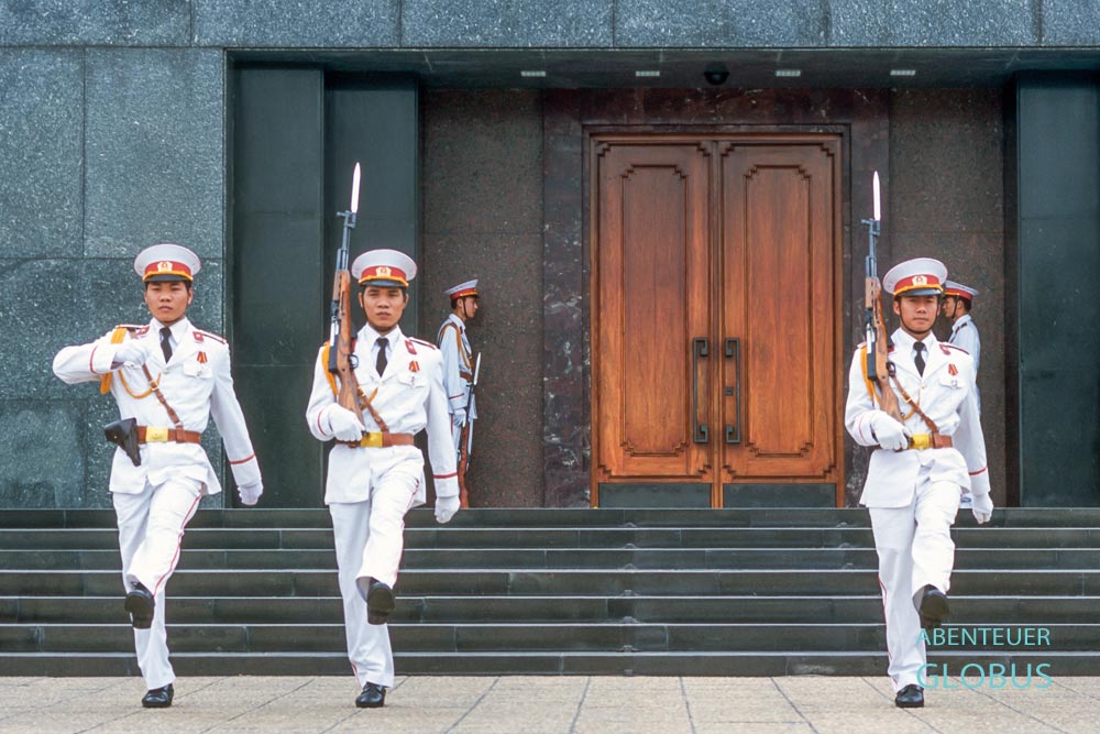 Sehenswürdigkeit in Hanoi: Wachablösung am Ho Chi Minh Mausoleum