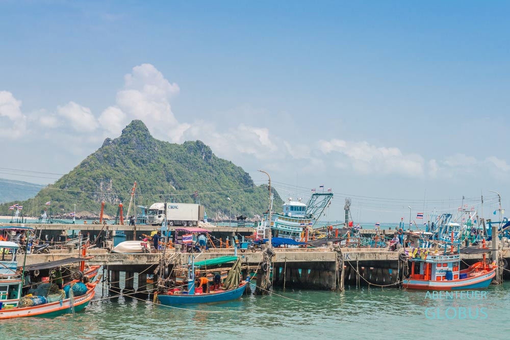 Ausflug von Prachuap Khiri Khan: Fischereihafen im Dorf Ao Noi und Berg Khao Khan Kradai