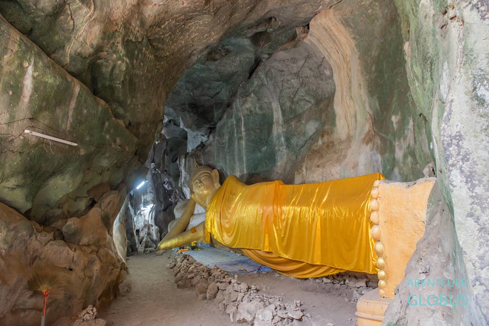 Sehenswürdigkeit im Dorf Ao Noi: Reclining Buddha Cave im Berg Khao Khan Kradai