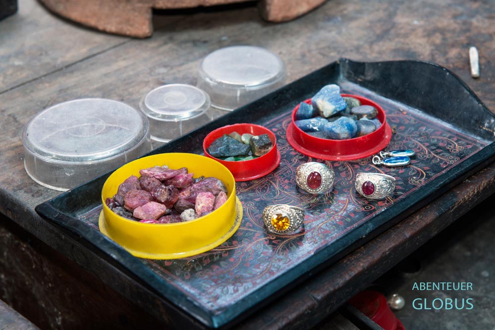 Chanthaburi: Schmuck und ungeschliffene Edelsteine auf dem Edelsteinmarkt