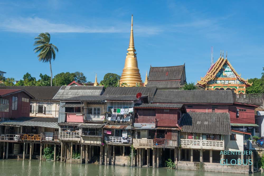 Häuser der Altstadt von Chanthaburi am Chanthaburi-Fluss und Wat Bot Muang