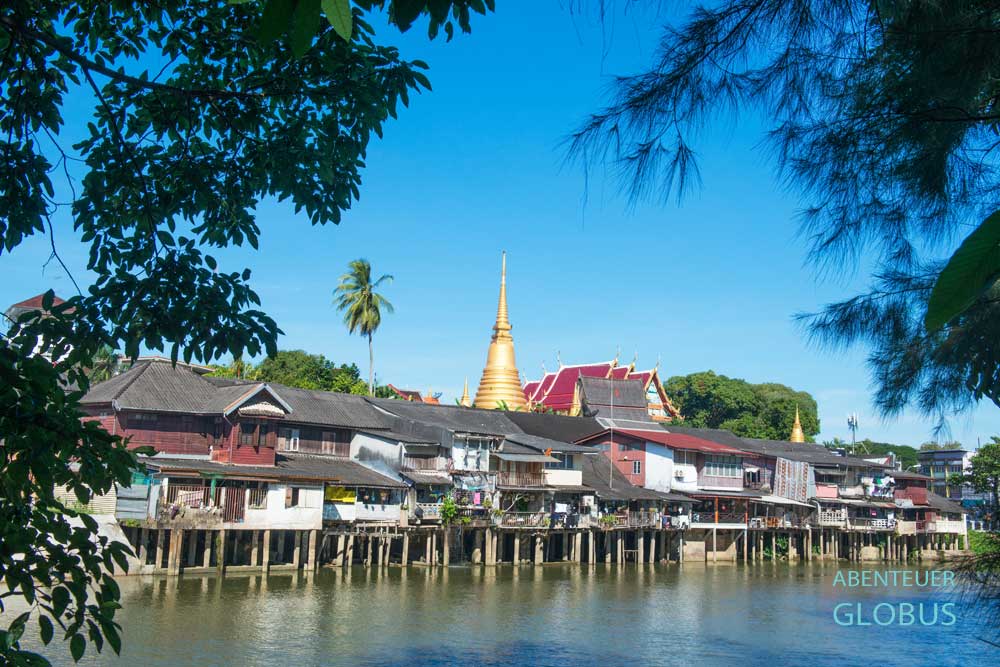 Häuser am Fluss Chanthaburi und Wat Bot Muang