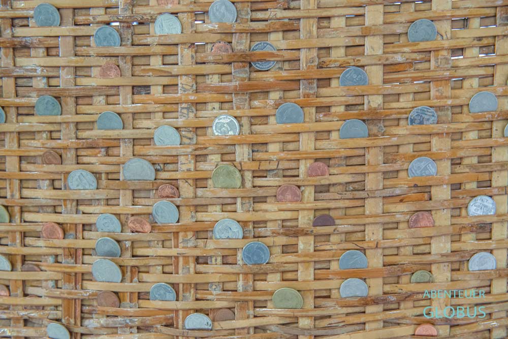 Geldspenden im Tempel Wat Khao Sukim