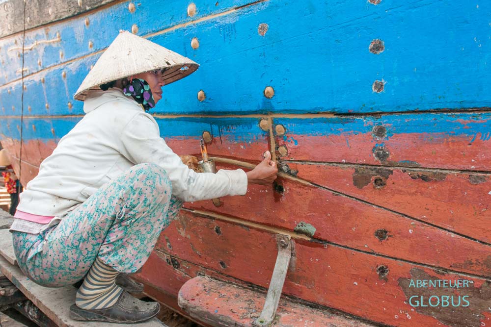 My Tho, Insel Tan Long: Mitarbeiterin stopft die Fugen am Holzschiff