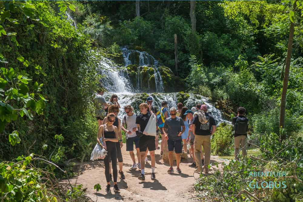 Nationalpark Krka: Touristen an einem Wasserfall