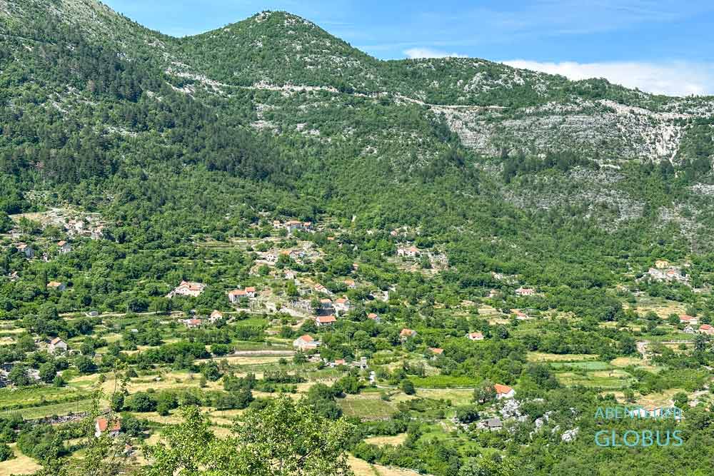 Blick vom Dorf Lipa ins grüne Tal mit dem Dorf Dobrsko Selo und Weingut Markovic Winery and Estate Apartments (Unterkunft nahe der Lipa Cave)