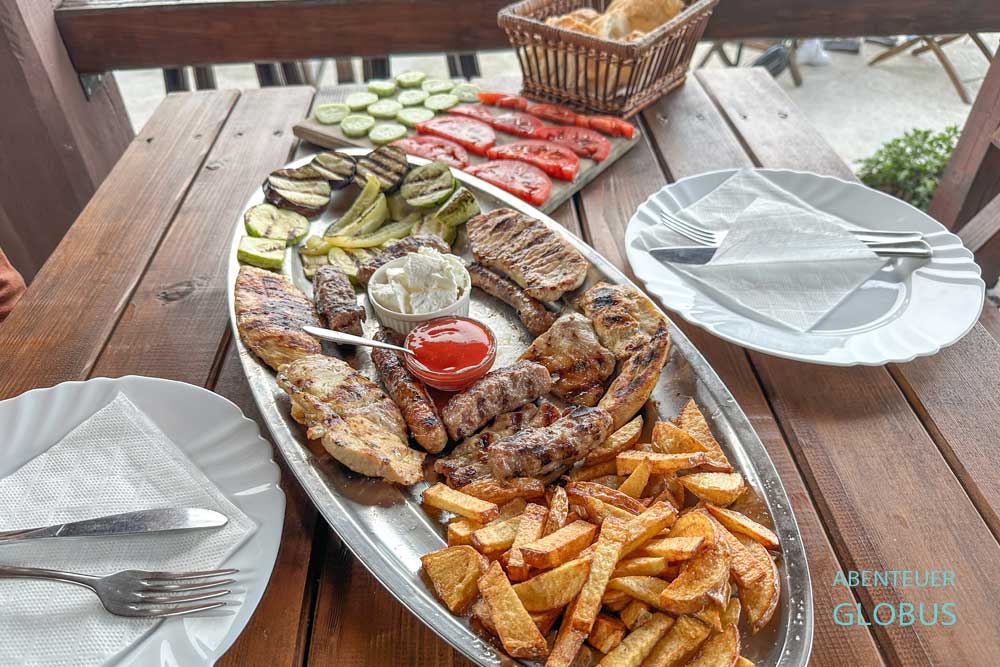 Lipa, Restaurant vom Camp Oaza: Fleischplatte für zwei Personen