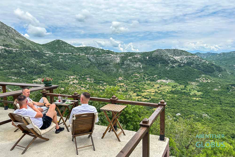 Terrasse im Restaurant vom Camp Oaza im Dorf Lipa bei Cetinje