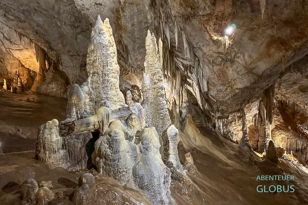 Dorf Lipa bei Cetinje: Stalaktiten und Stalagmiten in der Höhle Lipa