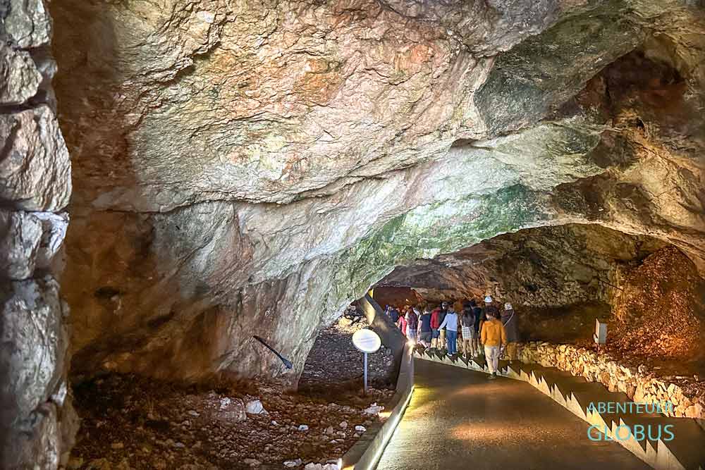 Dorf Lipa bei Cetinje: Führung in der Lipa Höhle 