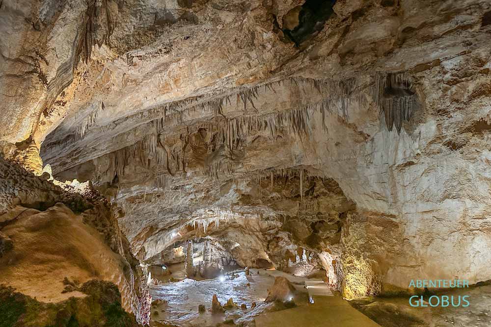 Dorf Lipa bei Cetinje: Weg durch die in der Tropfsteinhöhle Lipa