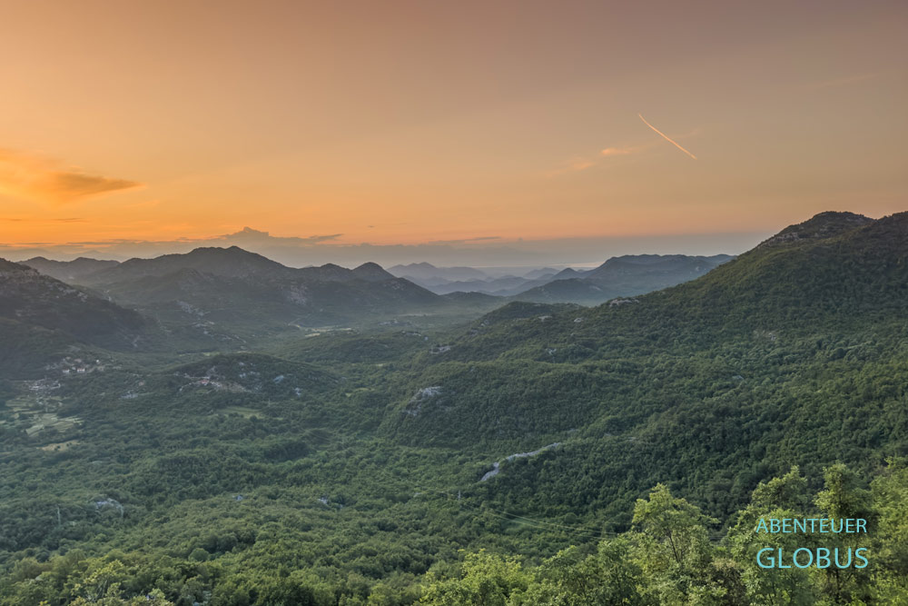 Blick vom Dorf Lipa mit der Lipa-Höhle: Morgenstimmung über den Bergen