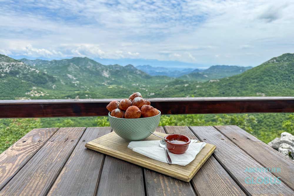 Dorf Lipa, Restaurant vom Camp Oaza: Priganice mit Honig