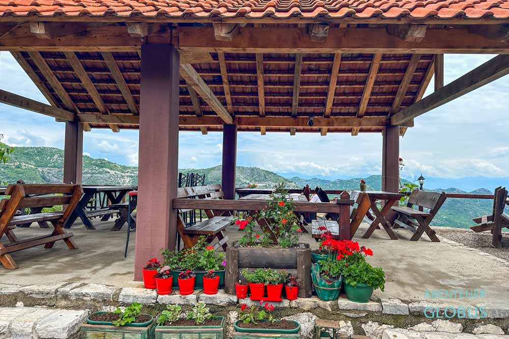 Restaurant vom Camp Oaza im Dorf Lipa bei Cetinje