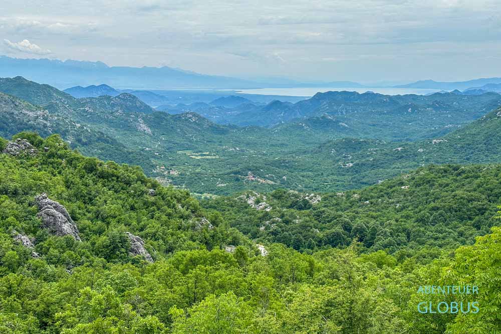 Vom Dorf Lipa mit der Lipa Cave reicht der Blick über ein grünes Tal bis zum Skutarisee.