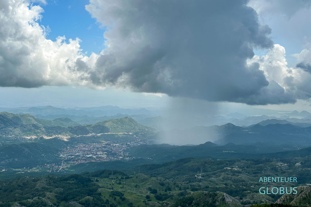 Nationalpark Lovcen: Blick vom Berg Jezerski Vrh auf Cetinje und Regenschauer