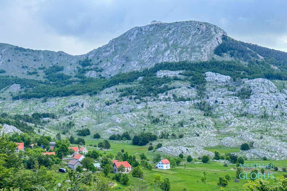 Nationalpark Lovcen: Siedlung und Berg Jezerski Vrh mit dem Njegos Mausoleum
