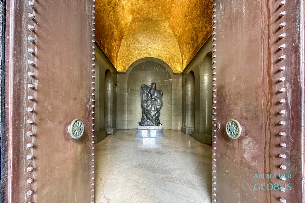 Njegos-Mausoleum im Nationalpark Lovcen: Krypta mit Statue von Petar II. Petrovic Njegos unter dem Goldplättchengewölbe