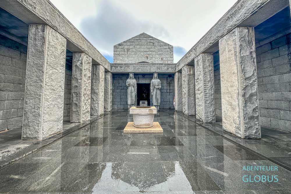 Njegos-Mausoleum im Nationalpark Lovcen: Innenhof mit Brunnen und Frauenskulpturen