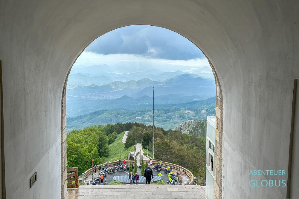 Tunnel zum Njegos Mausoleum: Blick über den Nationalpark Lovcen